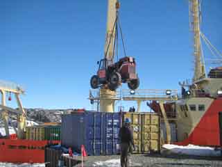 Lifting the Skytrak aboard the Gould